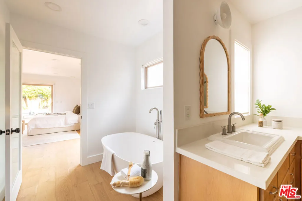 542 N Curson Avenue, Los Angeles, California 90036 home-pic-31